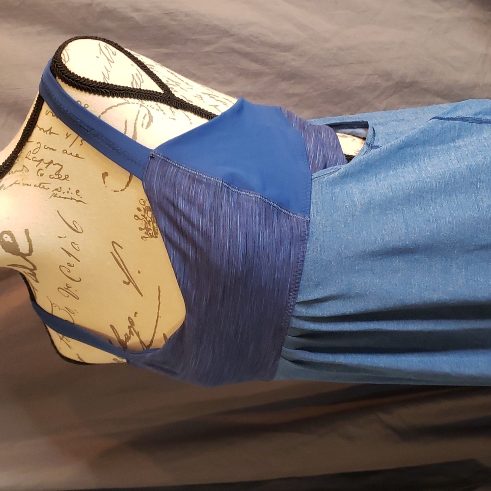 Lululemon tank top built in bra blue size 12